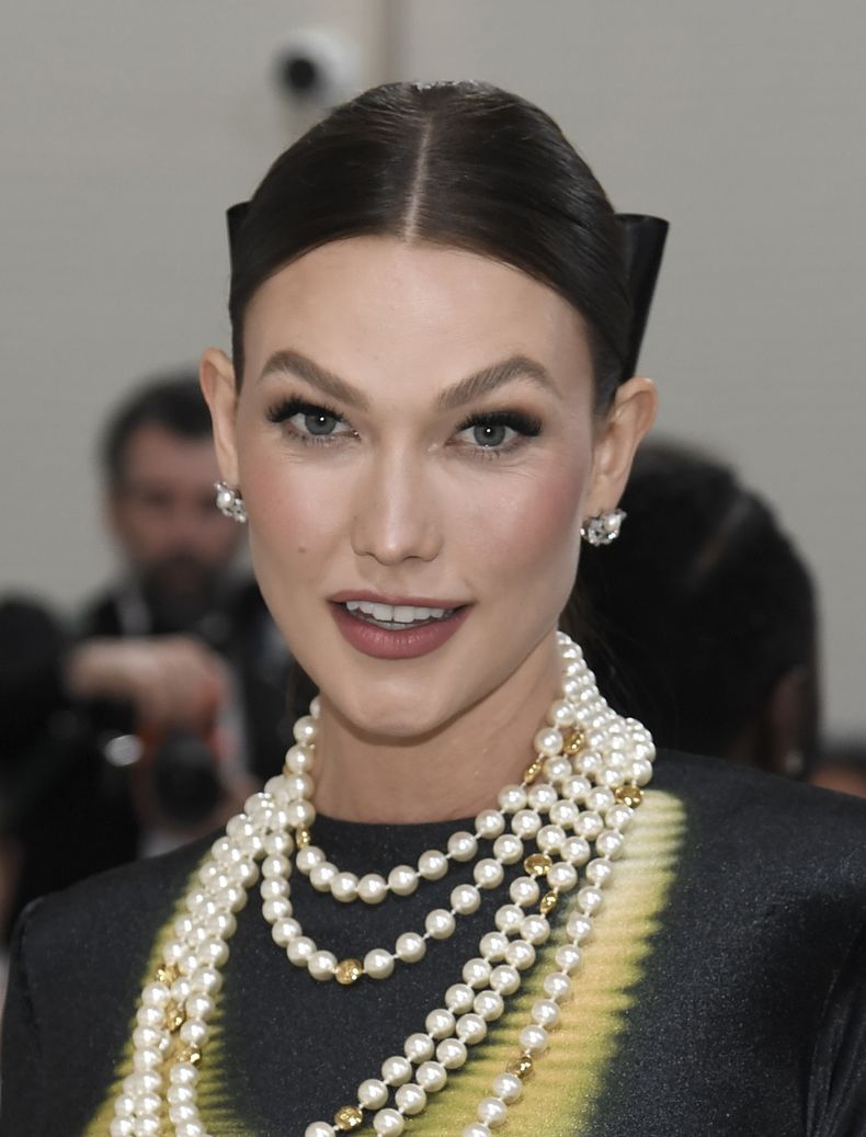 Karlie Kloss llega a la gala del Instituto del Vestido del Museo Metropolitano de Arte para celebrar la inauguración de la exposición Karl Lagerfeld: A Line of Beauty el lunes 1 de mayo de 2023 en Nueva York. (Foto Evan Agostini/Invision/AP)