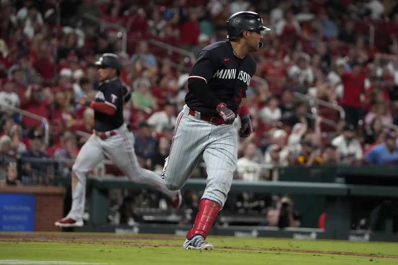 El colombiano Donovan Solano, de los Mellizos de Minnesota, empuja al dominicano Jorge Polanco con un sencillo en el juego del martes 1 de agosto de 2023, ante los Cardenales de San Luis (AP Foto/Jeff Roberson)