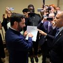 El representante Michael Lawler, republicano de Nueva York, a la izquierda, enfrenta al líder de la minoría en la Cámara de Representantes, Hakeem Jeffries, demócrata de Nueva York, en una acalorada discusión sobre la propuesta de ley H.R.5145 que ampliaría la Ley estadounidense del plan de rescate de 2021 (ARPA) y la Ley de reducción de inflación de 2022, en el Capitolio de Estados Unidos, el miércoles 8 de octubre de 2025, en Washington. (AP Foto/John McDonnell)