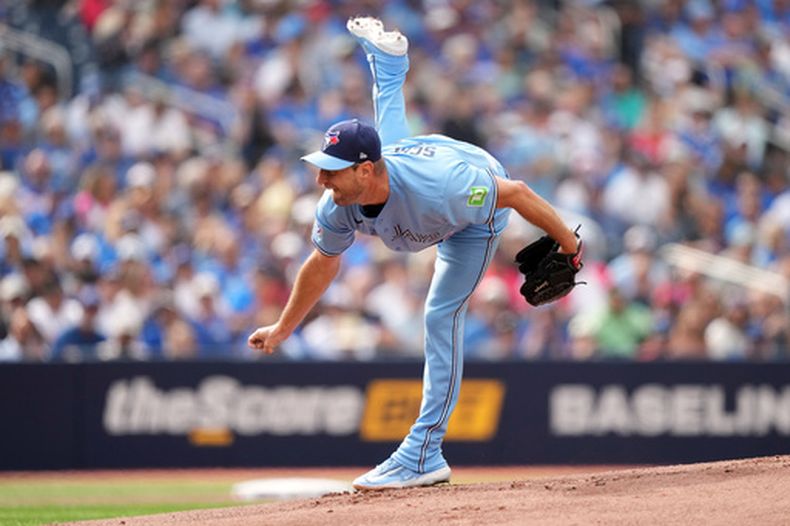 El abridor de los Azulejos de Toronto Max Scherzer lanza en la primera entrada ante los Tigres de Detroit el miércoles 16 de septiembre del 2026. (Nathan Denette/The Canadian Press via AP)