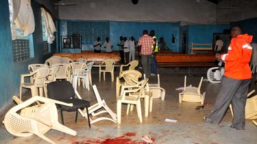 americateve | Interior de la iglesia keniana Joyland en Likoni, cerca de Mombasa, Kenia, el domingo 23 de marzo del 2014, donde murieron tres personas en un atentado. (Foto AP)