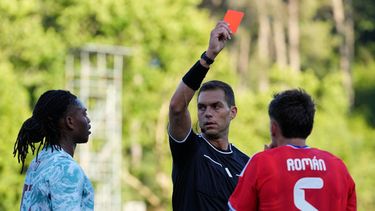 El árbitro Luca Zufferli muestra tarjetas rojas a Rafael Leão de Portugal (izquierda) y a Iván Román de Chile durante un partido de fútbol amistoso internacional entre Portugal y Chile en Oeiras, a las afueras de Lisboa, el sábado 6 de junio de 2026. (Foto AP/Armando Franca)