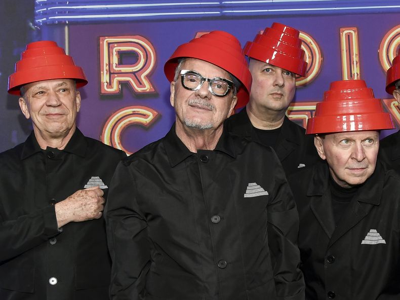ARCHIVO - Bob Mothersbaugh, de izquierda a derecha, Mark Mothersbaugh, Josh Hager y Gerald Casale de Devo asisten al SNL50: The Homecoming Concert el 14 de febrero de 2025 en Nueva York. (Foto Evan Agostini/Invision/AP, archivo)