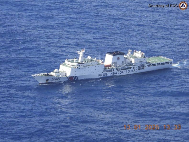 Esta imagen proporcionada por la Guardia Costera filipina muestra el barco guardacostas chino 5901 en el mar dentro de la Zona Económica Exclusiva de Filipinas, el lunes 13 de enero de 20025. (Guardia Costera filipina via AP)