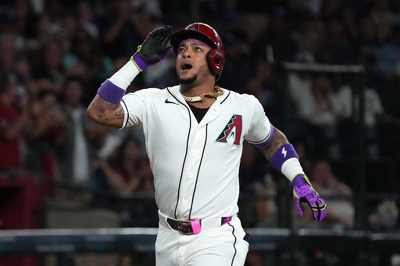 El infielder de los Diamondbacks de Arizona, Ketel Marte, reacciona tras conectar un cuadrangular de dos carreras contra los Dodgers de Los Ángeles en la primera entrada de un partido de béisbol, el domingo 9 de agosto de 2026, en Phoenix. (Foto AP/Rick Scuteri)