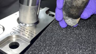 Esta fotografía sin fecha proporcionada por la NASA muestra un trozo de basura espacial de equipo desechado de la Estación Espacial Internacional. El objeto cilíndrico que perforó el techo de una vivienda en Naples, Florida, el 8 de marzo de 2024 fue enviado al Centro Espacial Kennedy en Cabo Cañaveral, Florida, para su análisis. (NASA vía AP)