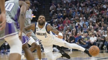 Irving lidera a Mavericks en victoria 122-114 sobre Kings