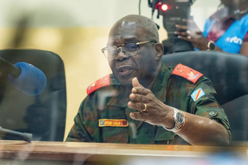 El teniente general Mutombo Katalayi, presidente del tribunal, habla durante el veredicto contra el ex presidente congoleño Joseph Kabila en el tribunal militar en Kinsasa, República Democrática del Congo, el 30 de septiembre del 2025 (AP foto/Samy Ntumba Shambuyi)