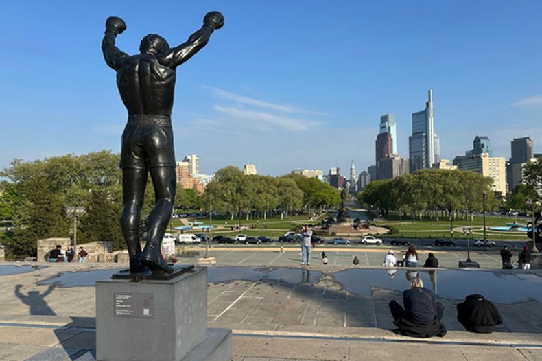 La estatua de Rocky se yergue frente al Museo de Arte de Filadelfia el miércoles 22 de abril de 2026 (AP Foto/Tassanee Vejpongsa)