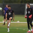 El atacante estadounidense Christian Pulisic (centro) durante un entrenamiento previo al partido contra Bosnia en el Mundial, el lunes 29 de junio de 2026, en Irvine, Californa. (AP Foto/Andre Penner)