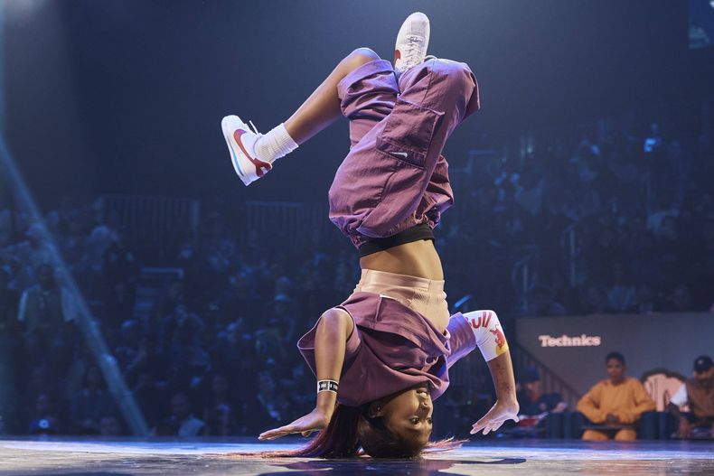 ARCHIVO - Logan Edra, conocida también como B-Girl Lotistix, compite por Estados Unidos een breakdancing, el sábado 12 de noviembre de 2022, en Nueva York (AP Foto/Andres Kudacki, archivo)