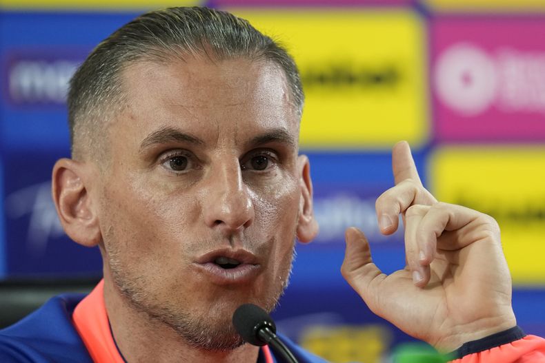 El técnico de Ecuador Sebastián Beccacece durante una rueda de prensa con miras a los próximos partidos de las eliminatorias del Mundial, el jueves 29 de agosto de 2024. (AP Foto/Dolores Ochoa)