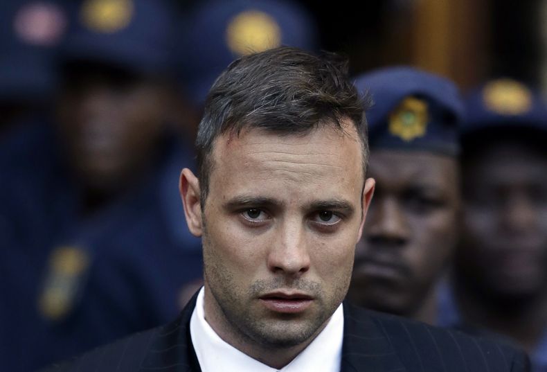 En esta imagen de archivo, el corredor olímpico Oscar Pistorius sale del Tribunal Supremo en Pretoria, Sudáfrica, el 15 de junio de 2016, tras una vista de sentencia. (AP Foto/Themba Hadebe, archivo)