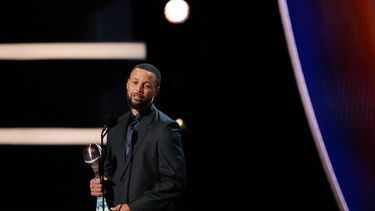 Stephen Curry, de los Warriors de Golden State, recibe un premio ESPY en Nueva York, el miércoles 15 de julio de 2026 (AP Foto/Frank Franklin II)