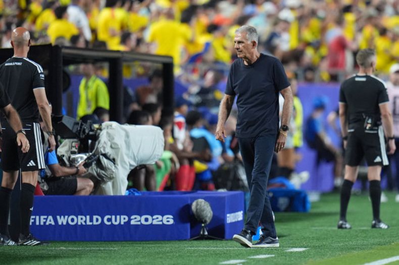 El entrenador de Ghana, el portugués Carlos Queiroz camina en la banda en el encuentro de dieciseisavos de final de la Copa Mundial ante Colombia el viernes 3 de julio del 2026. (AP Foto/Jeff Roberson)