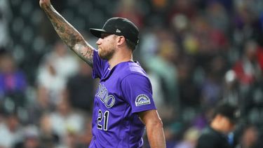 El abridor de los Rockies de Colorado Kyle Freeland saluda a la afición al dirigirse al dugout tras su salida en la cuarta entrada ante los Diamondbacks de Arizona el martes 22 de septiembre del 2026. (AP Foto/David Zalubowski)