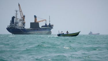 Una lancha a motor pasa junto a un buque de carga en el estrecho de Ormuz, el domingo 6 de septiembre de 2026, frente a Bandar Abbas, Irán. (AP Foto/Vahid Salemi)