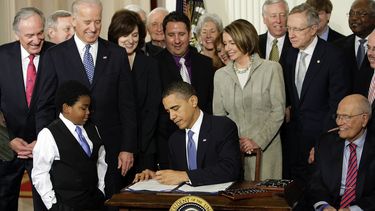 Gobierno de Trump pide a tribunal derogar la salud Obamacare