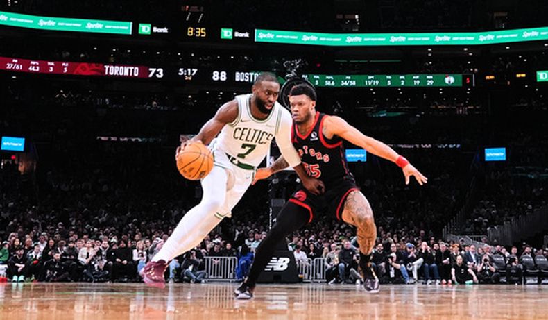Jaylen Brown, de los Celtics de Boston, dribla ante Alijah Martin, de los Raptors de Toronto, en el duelo del viernes 9 de enero de 2026 (AP Foto/Charles Krupa)