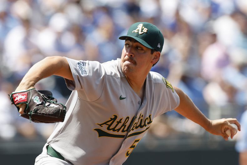 Jacob López, lanzador de los Atléticos, hace un pitcheo en el juego del sábado 14 de junio de 2025, ante los Reales de Kansas City (AP Foto/Colin E. Braley)