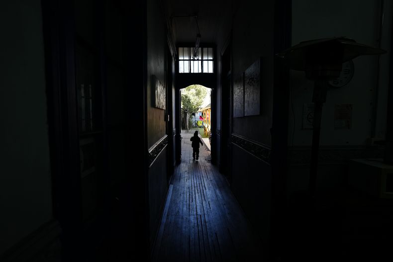 ARCHIVO - Sebastián, hijo de la pareja de inmigrantes venezolanos Karen Salazar y Luis Henrique, corre dentro del refugio Nuestra Casa en el barrio Yungay de Santiago, Chile, el jueves 30 de mayo de 2024. (AP Foto/Esteban Félix, Archivo)