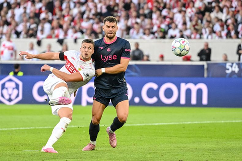 El delantero del VfB Stuttgart, el bosnio Ermedin Demirovic (izquierda), anota el tercer gol de su equipo durante el partido de la fase inicial de la Liga de Campeones de la UEFA entre el VfB Stuttgart y el Viking FK en Stuttgart, Alemania, el miércoles 9 de septiembre de 2026. (Harry Langer/dpa vía AP)