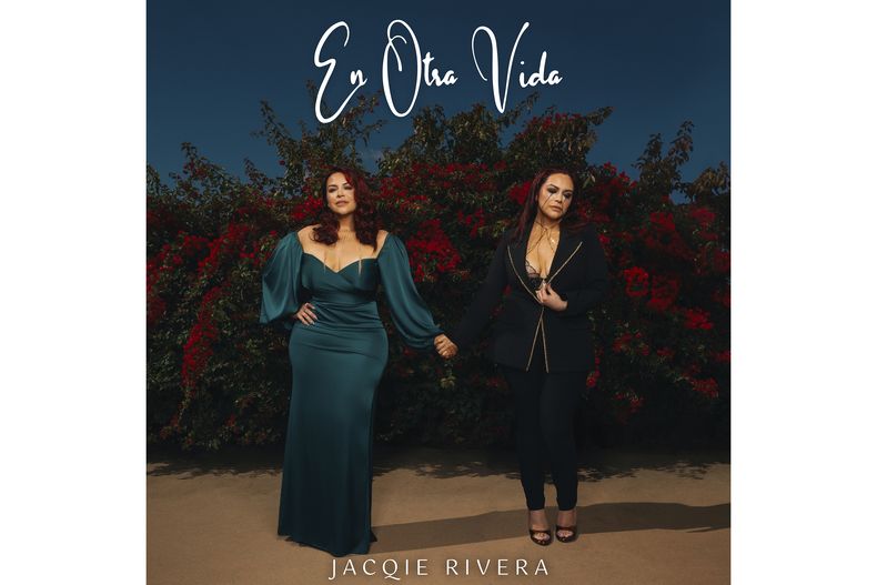 En esta portada proporcionada por Virgin Music Group US Latin En otra vida de Jacqie Rivera. (Virgin Music Group US Latin via AP)