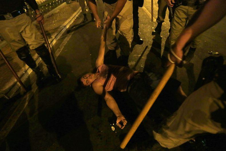 Un hincha brasile&ntilde;o es detenido por la polic&iacute;a debido a su presunta participaci&oacute;n en una ri&ntilde;a tras la derrota de la selecci&oacute;n de este pa&iacute;s ante Alemania en las semifinales de la Copa del mundo, el martes 8 de juli