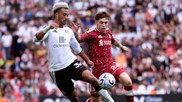 Antonee Robinson del Fulham y Victor Muñoz del Liverpool pelean por el balón en el encuentro de la Liga Premier el sábado 12 de septiembre del 2206. (Peter Byrne/PA via AP)