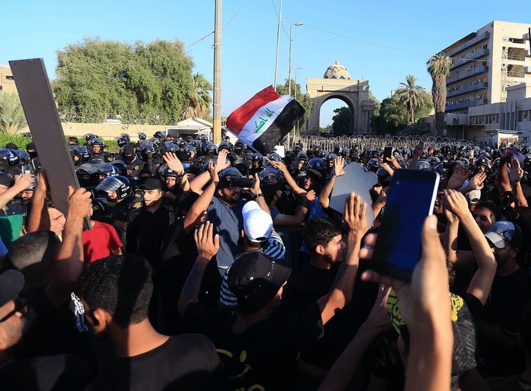 Manifestantes ingresan al Parlamento de Irak