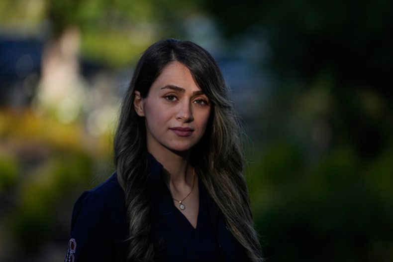 La doctora Zahra Shokri Varniab posa para una foto el viernes 1 de mayo de 2026, en Palo Alto, California. (AP Foto/Jeff Chiu)