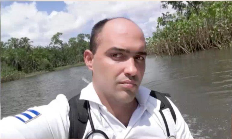 Médico cubano decide no regresar a Cuba tras retirada de galenos a Brasil