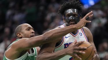 Joel Embiid, de los 76ers de Filadelfia, intenta superar a Al Horford, de los Celtics de Boston, durante la segunda mitad del juego de baloncesto de la NBA, el miércoles 25 de diciembre de 2024, en Boston (AP Foto/Michael Dwyer)