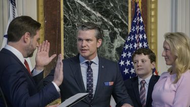 El vicepresidente JD Vance (izquierda) toma el juramento de Pete Hegseth como secretario de Defensa mientras la esposa de éste, Jennifer Rauchet (derecha), sostiene una Biblia y uno de los hijos de Hegseth observa en una sala del Edificio de Oficinas Ejecutivas Eisenhower, en el campus de la Casa Blanca, Washington, el sábado 25 de enero de 2025. (AP Foto/Rod Lamkey, Jr.)
