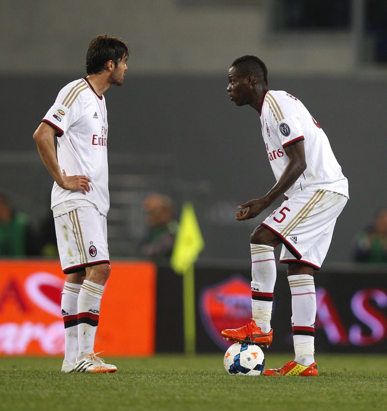 El jugador del Milan, Mario Balotelli, derecha, habla con su compa&ntilde;ero Kak&aacute; en un partido contra la Roma or la Serie A el viernes, 25 de abril de 2014, en Roma. (AP Photo/Alessandra Tarantino)