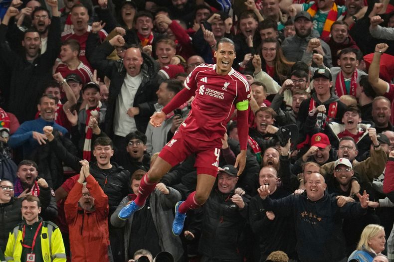 Virgil van Dijk celebra tras marcar un gol para Liverpool ante el Atlético de Madrid en la Liga de Campeones, el miércoles 17 de septiembre de 2025. (AP Foto/Jon Super)