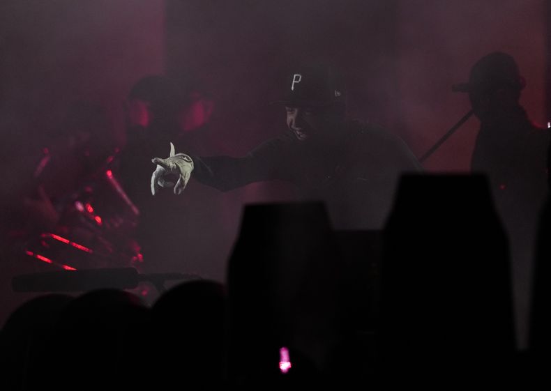 El cantante mexicano Peso Pluma en su concierto en el segundo día del festival Arre en la Ciudad de México el 11 de septiembre de 2023. (Foto AP/Fernando Llano)