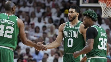 Jayson Tatum estrecha la mano del dominicano Al Horford, su compañero en los Celtics de Boston, durante la victoria sobre el Heat de Miami, el martes 23 de mayo de 2023 (AP Foto/Wilfredo Lee)