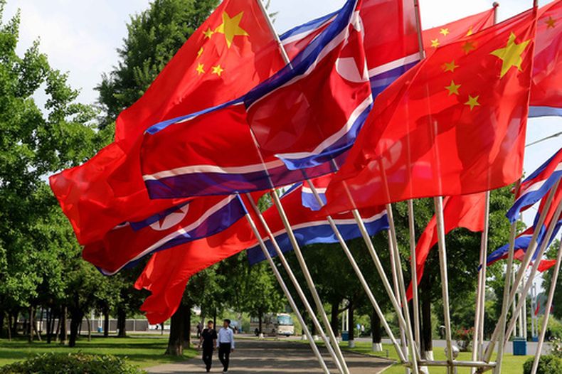 Una calle se ve decorada con las banderas de China y Norcorea en Pyongyang, el lunes 8 de junio de 2026. (AP Foto/Jon Chol Jin)