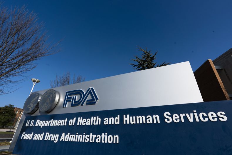 ARCHIVO - Esta imagen muestra el rótulo de las oficinas de la Administración de Medicamentos y Alimentos de Estados Unidos (FDA, por sus siglas en inglés), el 10 de diciembre de 2020, en Silver Spring, Maryland. (Foto AP/Manuel Balce Ceneta, Archivo)