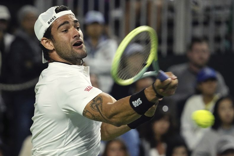 ARCHIVO - Foto del 10 de marzo del 2023, el italiano Matteo Berrettini enfrenta al japones Taro Daniel en Indian Wells. El viernes 28 de abril del 2023, Berrettini se da de baja del Abierto de Italia debido a un desgarro del músculo de estómago. (AP Foto/Mark J. Terrill, Archivo)