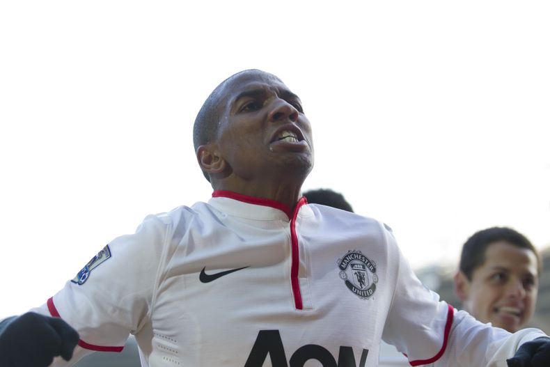El jugador de Manchester United, Ashley Young, izquierda, festeja al lado de su compa&ntilde;ero mexicano Javier Hern&aacute;ndez tras forzar un autogol contra Hull por la liga Premier el jueves, 26 de diciembre de 2013, en Hull, Inglaterra. (AP Photo/Jon