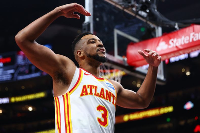 El base de los Hawks de Atlanta, CJ McCollum (3), reacciona ante la multitud durante la primera mitad del tercer juego de una serie de la primera ronda de los playoffs de la NBA contra los Knicks de Nueva York, el jueves 23 de abril de 2026, en Atlanta. (AP Foto/Colin Hubbard)