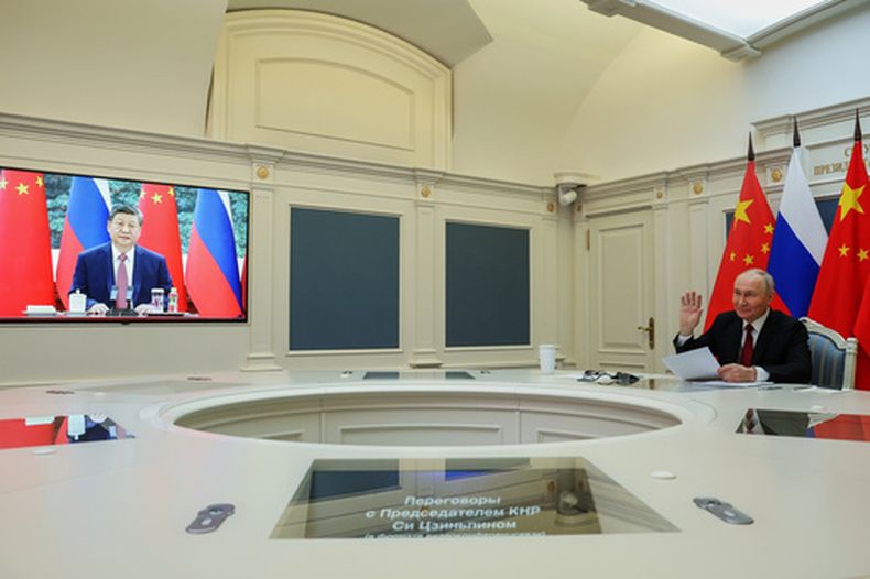 El presidente de Rusia, Vladímir Putin, habla con el presidente de China, Xi Jinping, en una videoconferencia desde el Kremlin en Moscú, el miércoles 4 de febrero de 2026. (Vyacheslav Prokofyev/Sputnik, imagen de pool del Kremlin via AP)