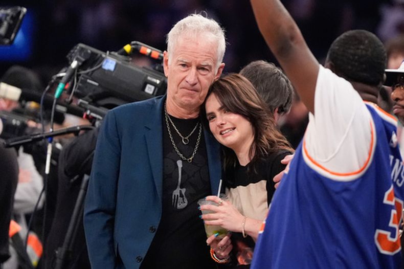ARCHIVO - Foto del 19 de abril del 2025, el extenista John McEnroe abraza a su hija antes del primer juego de la serie de primera ronda de los Knicks de Nueva York ante los Pistons de Detroit. (AP Foto/Julia Demaree Nikhinson, Archivo)