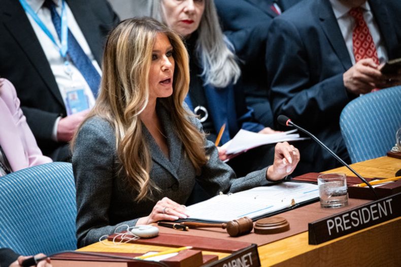 La primera dama Melania Trump preside el Consejo de Seguridad el lunes 2 de marzo de 2026, en la sede de la ONU. (AP Foto/Angelina Katsanis)
