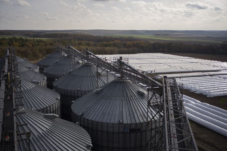 Una vista aérea de silos en una instalación de almacenamiento y manejo de cereales, el 10 de noviembre de 2023, en el centro de Ucrania. (AP Foto/Hanna Arhirova)