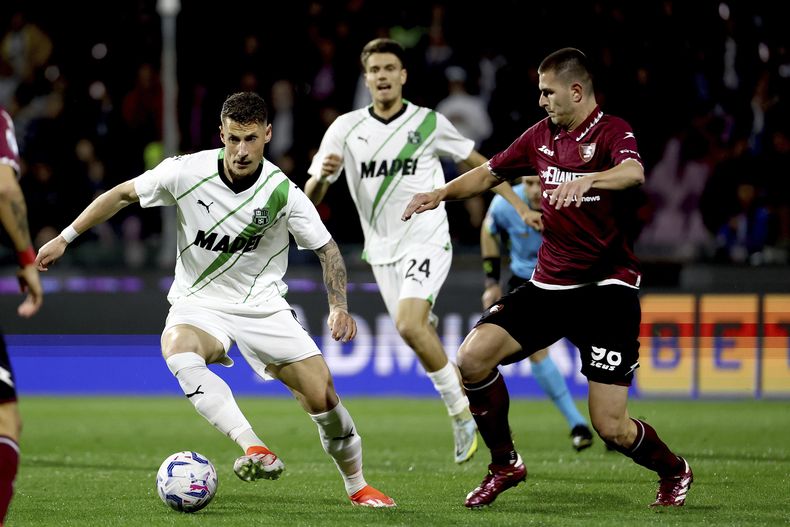 Andrea Pinamonti de Sassuolo en acción ante Lorenzo Pirola del Salernitana en el encuentro de la Serie A del viernes 5 de abril del 2024. (Alessandro Garofalo/LaPresse via AP)