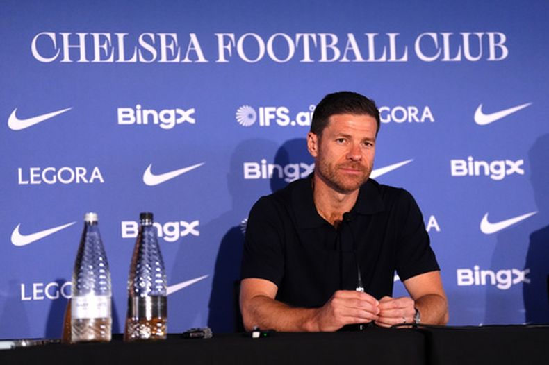 El nuevo técnico del Chelsea Xabi Alonso habla en conferencia de prensa durante su presentación como nuevo entrenador el lunes 13 de julio del 2026. (Adam Davy/PA via AP)