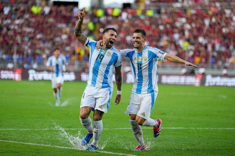 ARCHIVO - El zaguero argentino Nicolás Otamendi (19) celebra con Giovani Lo Celso tras marcar un gol contra Venezuela en las eliminatorias del Mundial, el 10 de octubre de 2024, en Maturín, Venezuela. (AP Foto/Ariana Cubillos)